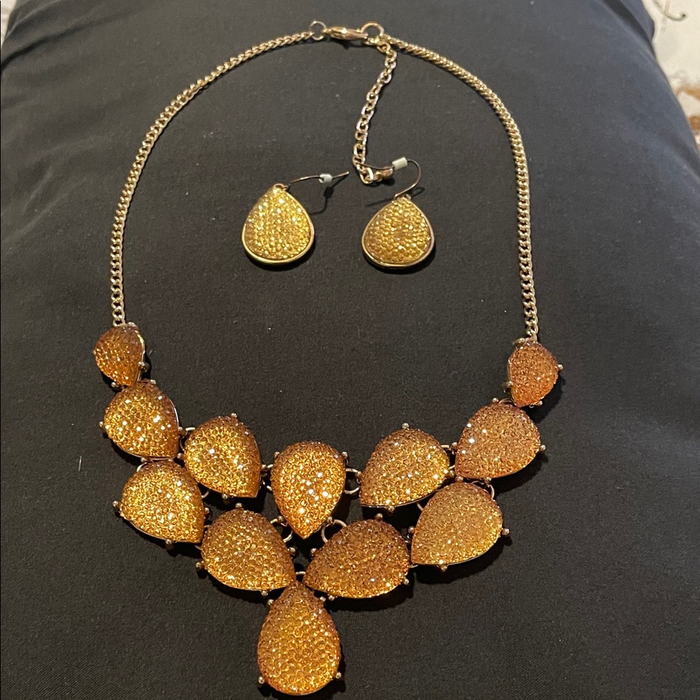 Elegant Gold Teardrop Necklace and Earring Set